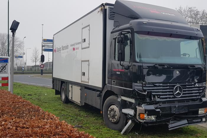 Auto belandtt in bosschages na aanrijding met vrachtwagen