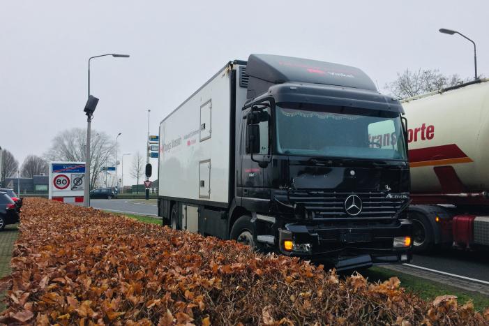 Auto belandtt in bosschages na aanrijding met vrachtwagen