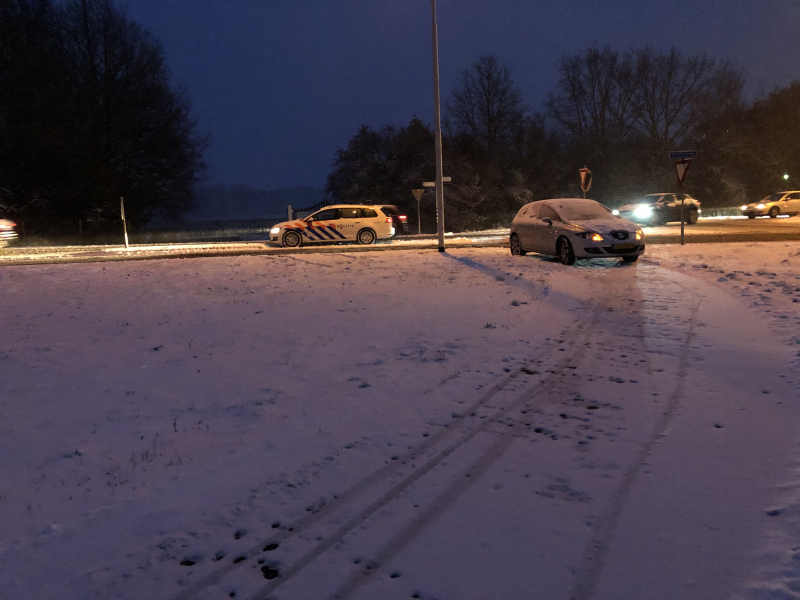 Auto's botsen op rotonde