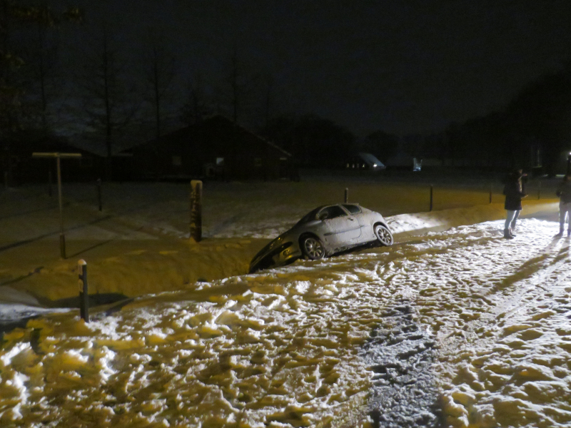 Auto belandt in sloot door gladheid