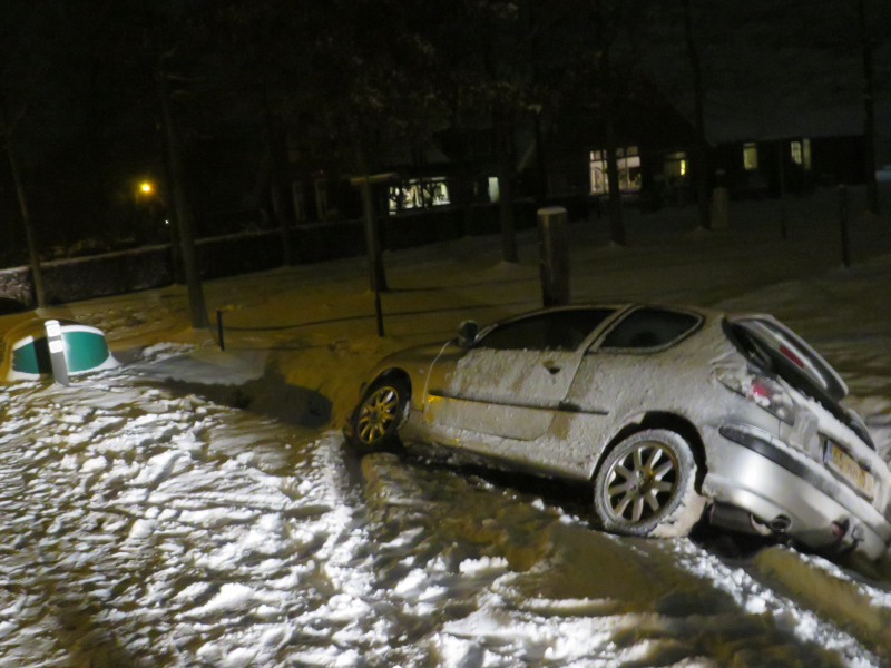 Auto belandt in sloot door gladheid