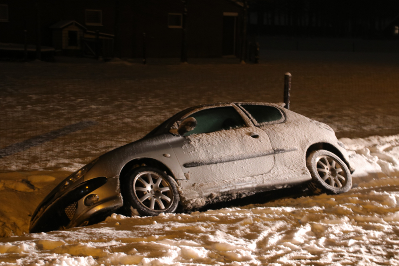 Auto belandt in sloot door gladheid