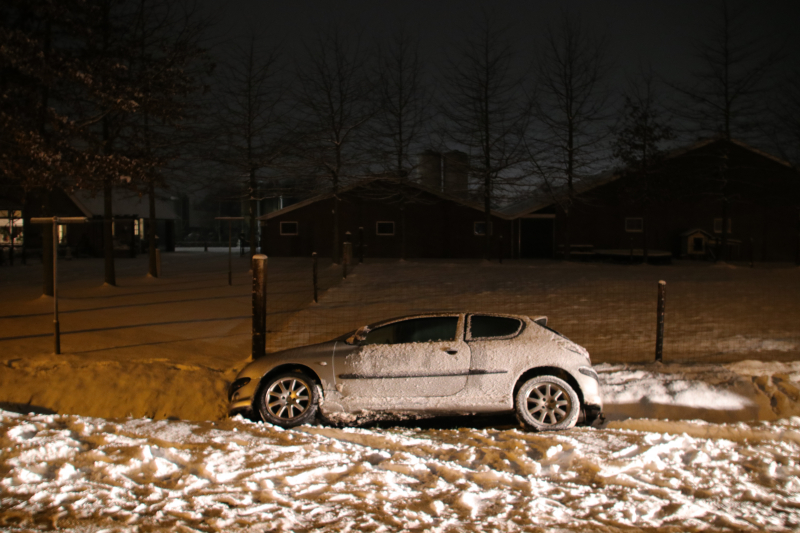 Auto belandt in sloot door gladheid