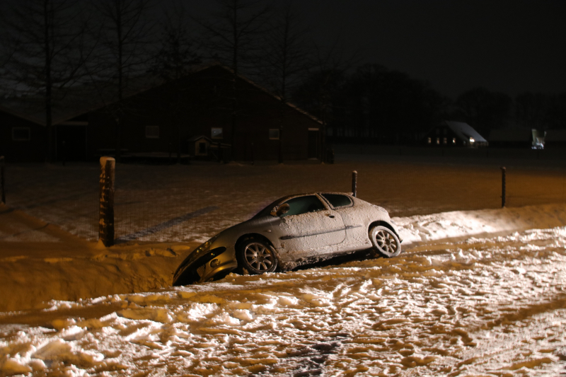 Auto belandt in sloot door gladheid