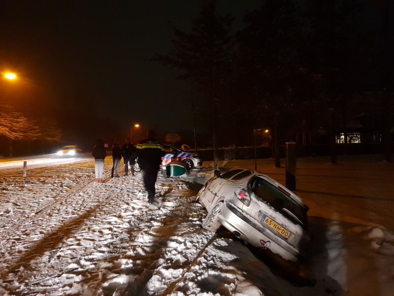 Auto belandt in sloot door gladheid