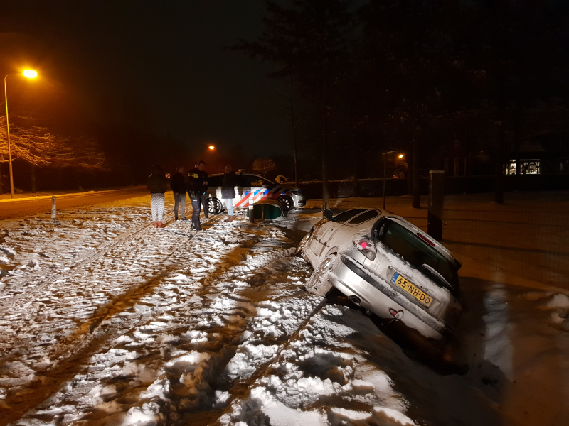 Auto belandt in sloot door gladheid