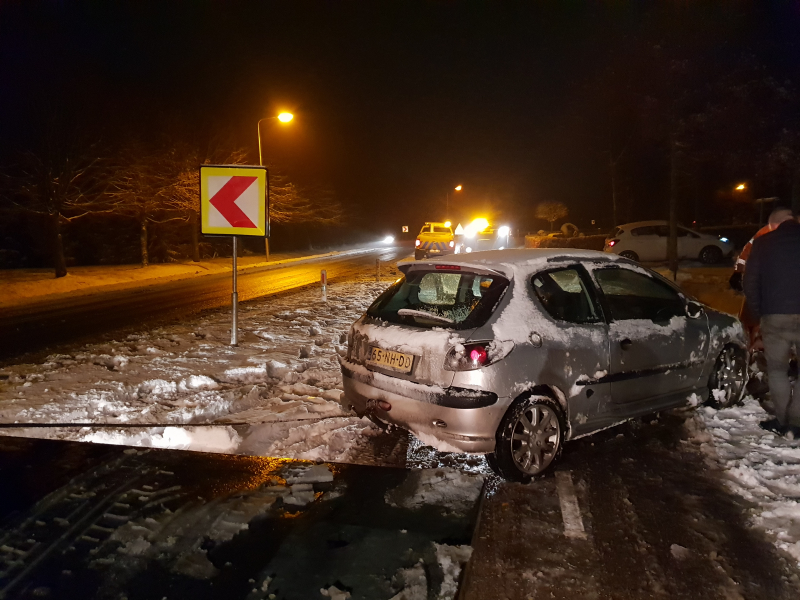 Auto belandt in sloot door gladheid