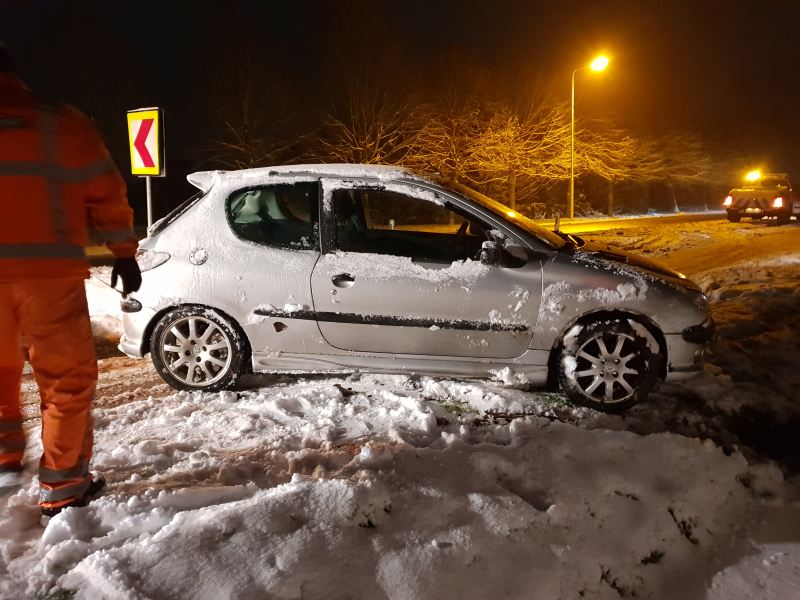 Auto belandt in sloot door gladheid