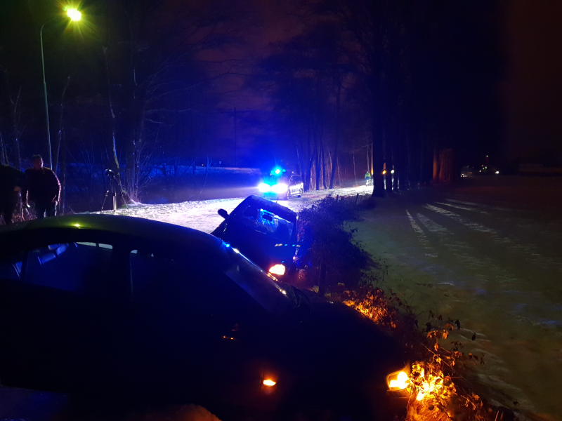 Auto's belanden in sloot door spekglad wegdek