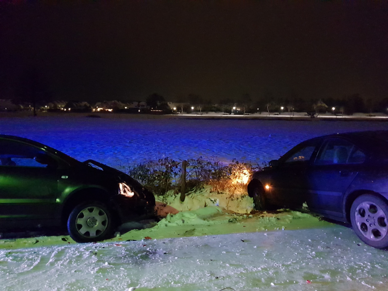 Auto's belanden in sloot door spekglad wegdek