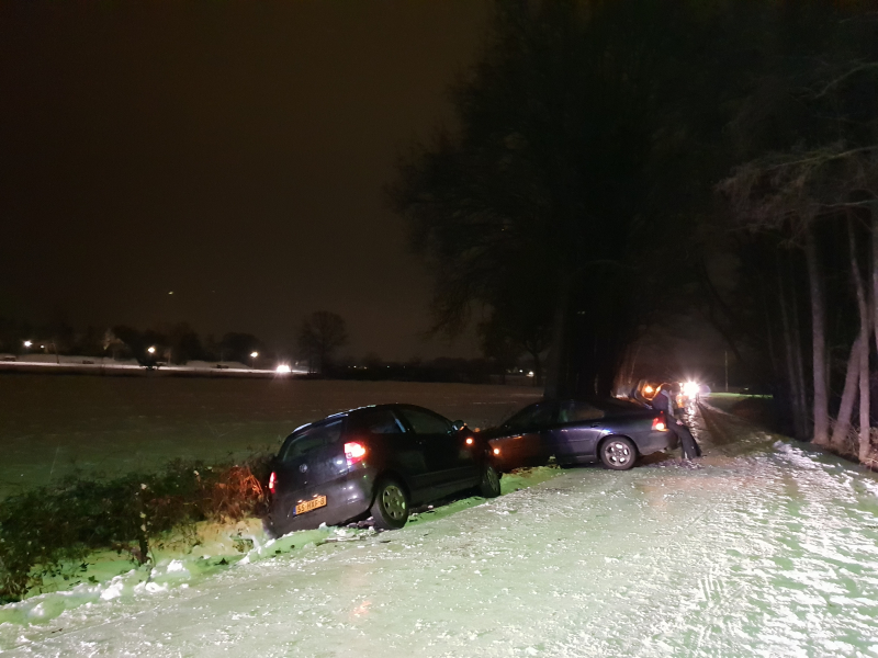 Auto's belanden in sloot door spekglad wegdek