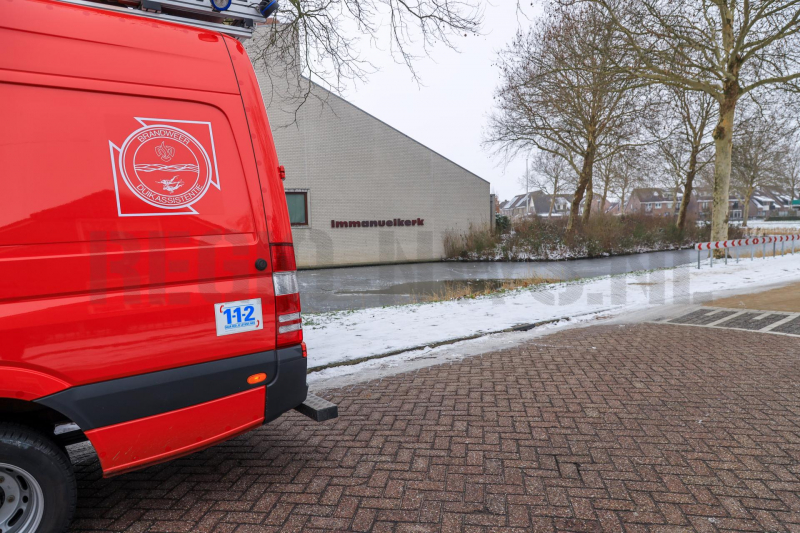 Meeuw vast in het ijs (Bunschoten-Spakenburg)