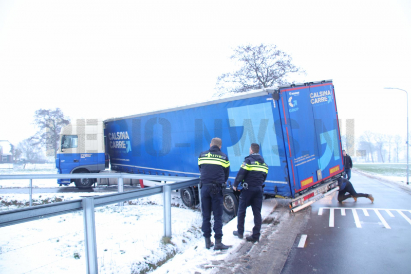 Vrachtwagen rijdt zich vast in sloot (Kootwijkerbroek)
