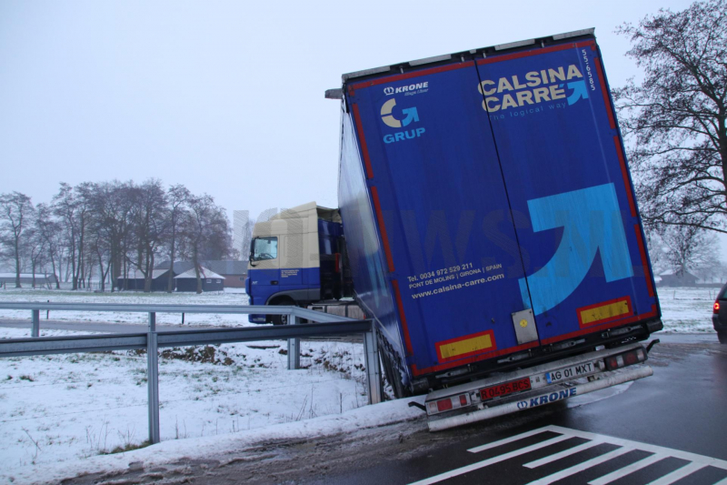 Vrachtwagen rijdt zich vast in sloot (Kootwijkerbroek)
