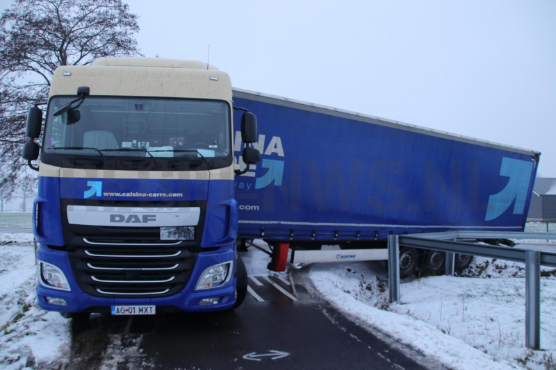 Vrachtwagen rijdt zich vast in sloot (Kootwijkerbroek)