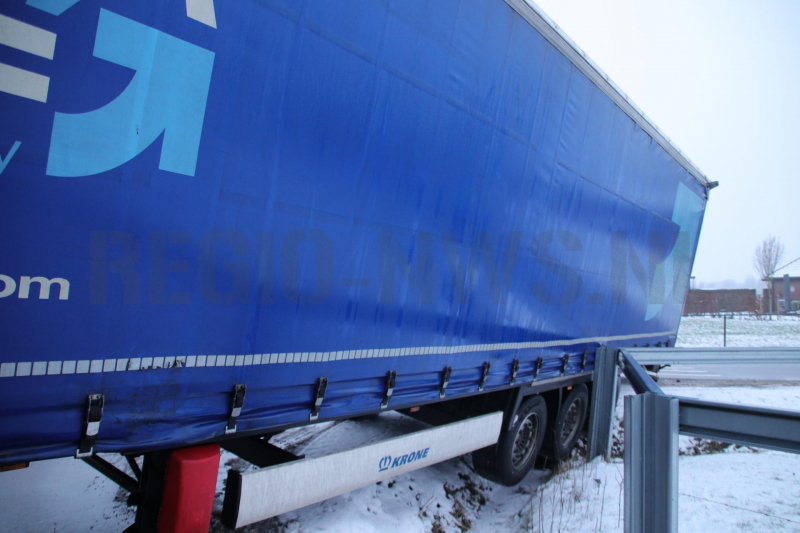 Vrachtwagen rijdt zich vast in sloot (Kootwijkerbroek)