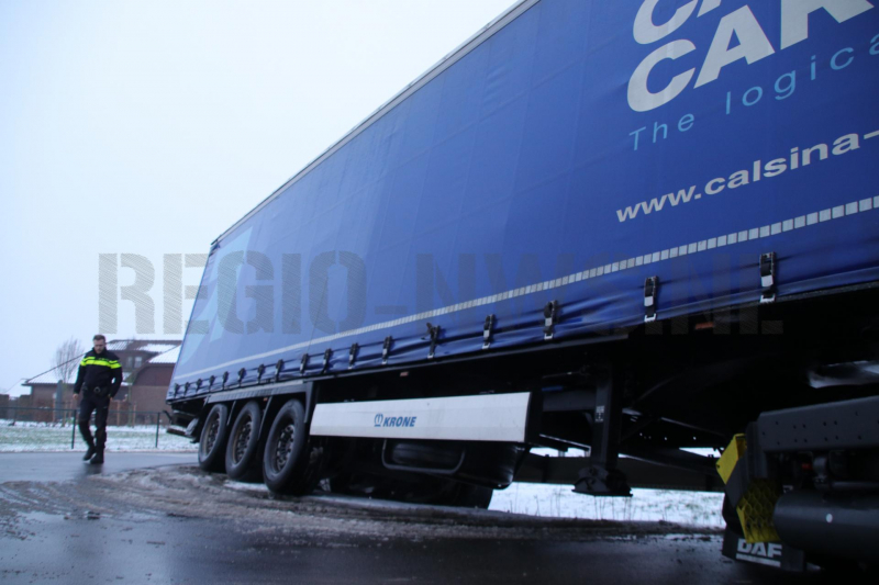 Vrachtwagen rijdt zich vast in sloot (Kootwijkerbroek)