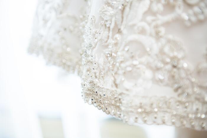 Trouwjurken bruidswinkel beschadigd na waterlekkage bovenburen