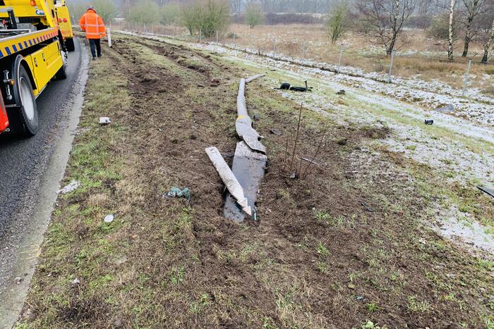 Vrachtwagen raakt van weg en aanhangwagen gekanteld