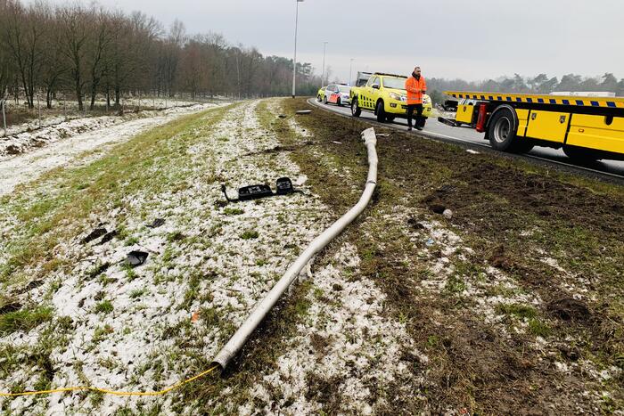 Vrachtwagen raakt van weg en aanhangwagen gekanteld