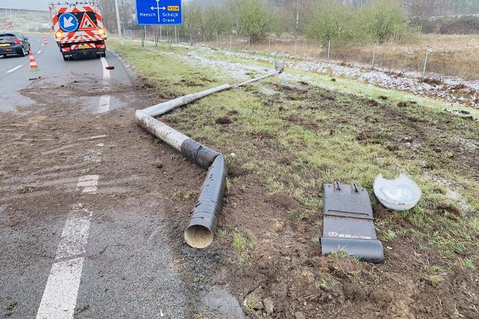 Vrachtwagen raakt van weg en aanhangwagen gekanteld