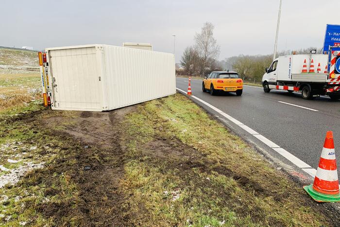 Vrachtwagen raakt van weg en aanhangwagen gekanteld