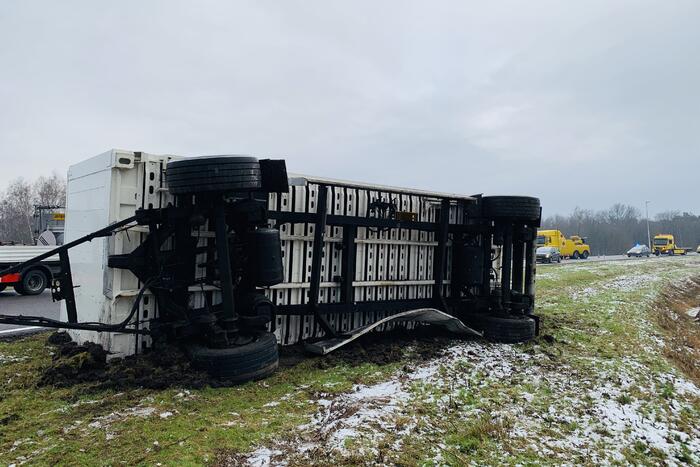 Vrachtwagen raakt van weg en aanhangwagen gekanteld