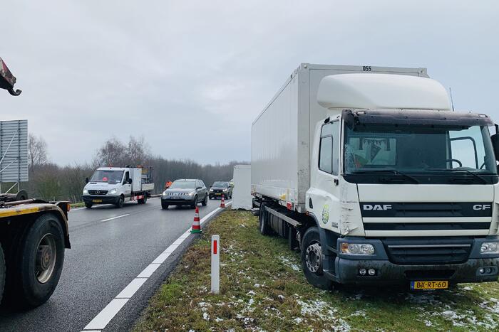 Vrachtwagen raakt van weg en aanhangwagen gekanteld