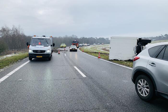 Vrachtwagen raakt van weg en aanhangwagen gekanteld