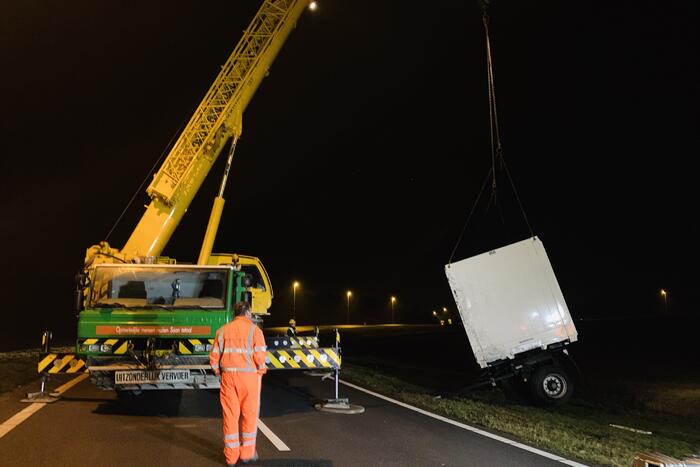 Vrachtwagen raakt van weg en aanhangwagen gekanteld