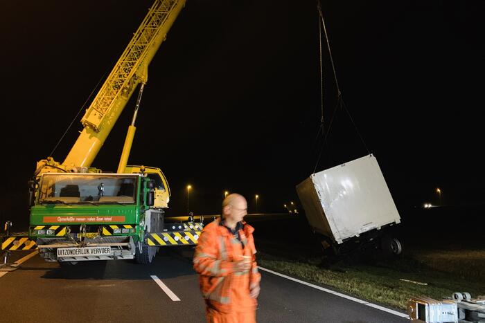 Vrachtwagen raakt van weg en aanhangwagen gekanteld