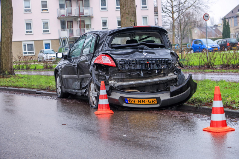 Forse schade na ongeval op kruising (Gouda)