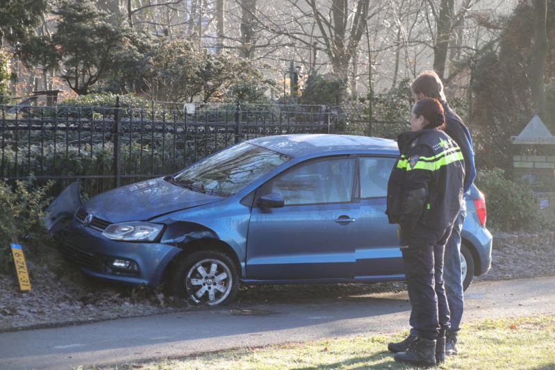 Auto ramt tuinhek na slippartij (Kootwijkerbroek)