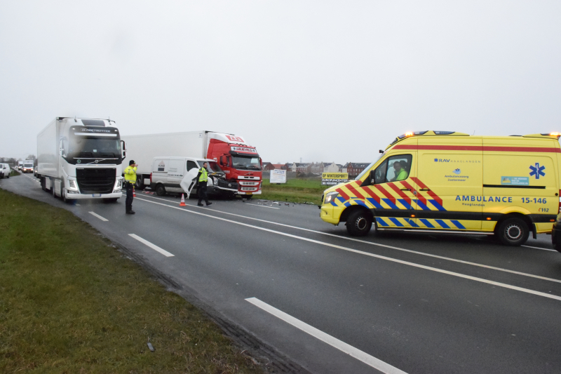 Kerende bestelbus botst tegen vrachtwagen