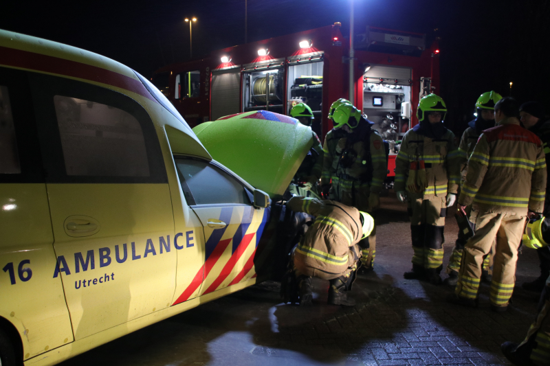 Ambulance vliegt in brand tijdens spoedrit