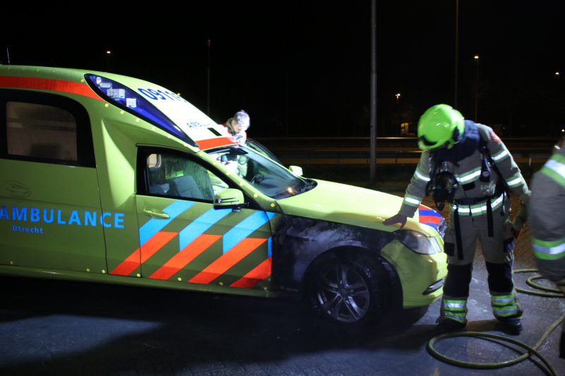 Ambulance vliegt in brand tijdens spoedrit