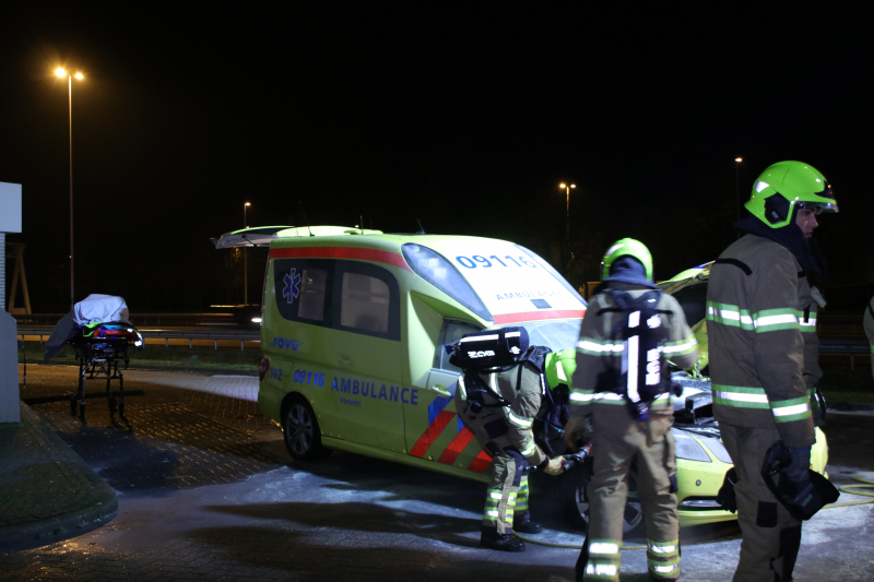 Ambulance vliegt in brand tijdens spoedrit