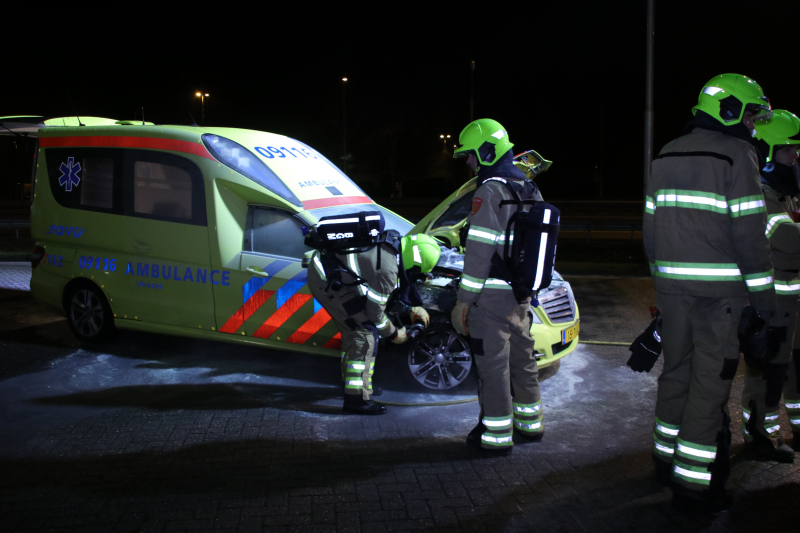 Ambulance vliegt in brand tijdens spoedrit