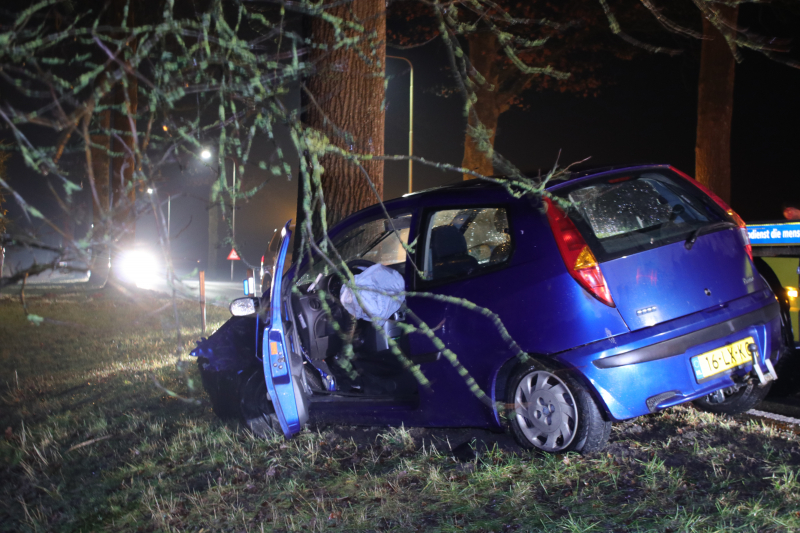 Gewonde bij aanrijding op een boom