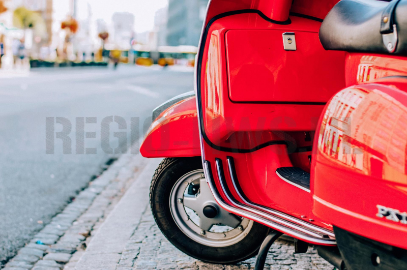 Snorscooterrijder gewond na botsing met auto (Baarn)