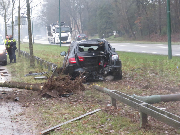 Automobilist ramt lantaarnpaal en boom (Rhenen)