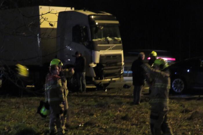 Vrachtwagen in botsing met meerdere auto's