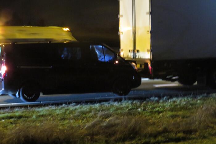 Vrachtwagen in botsing met meerdere auto's