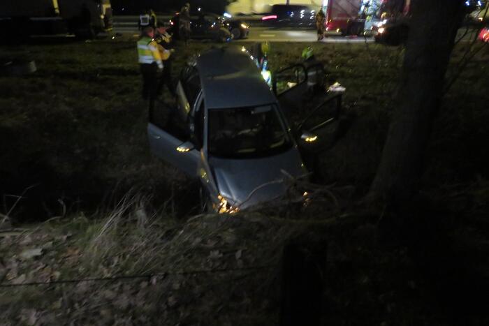 Vrachtwagen in botsing met meerdere auto's