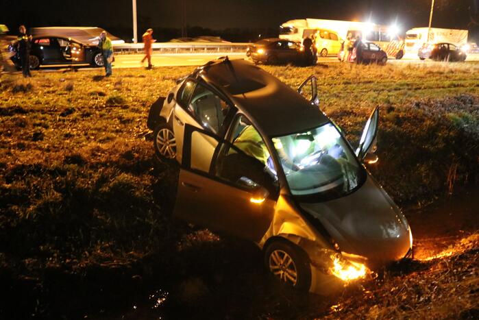 Vrachtwagen in botsing met meerdere auto's