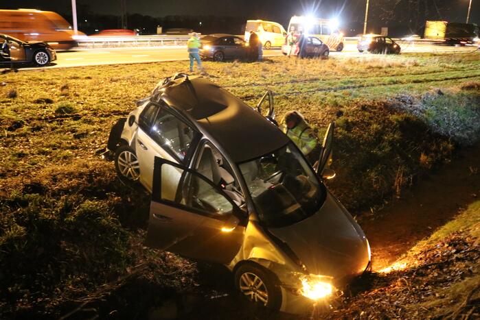 Vrachtwagen in botsing met meerdere auto's