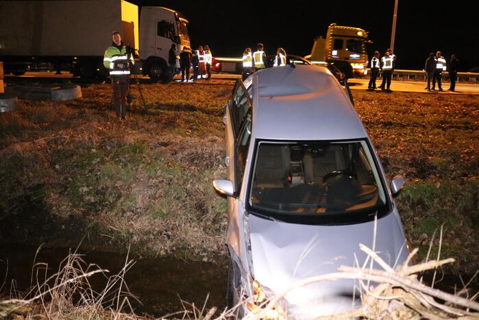 Vrachtwagen in botsing met meerdere auto's