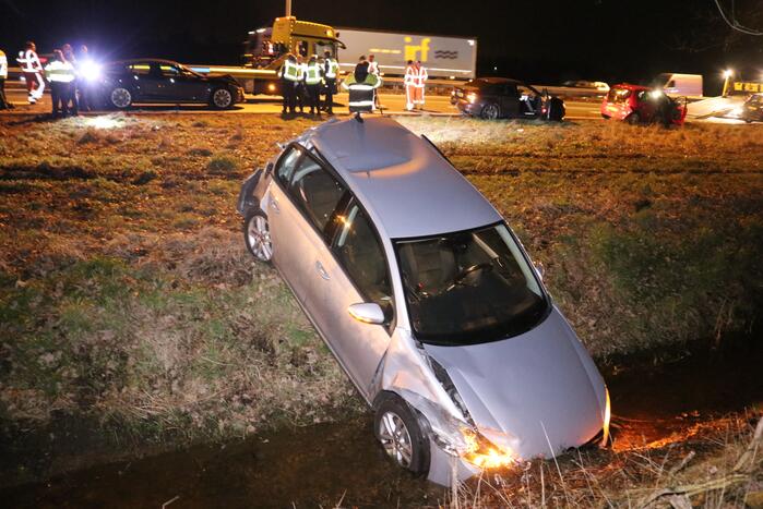 Vrachtwagen in botsing met meerdere auto's