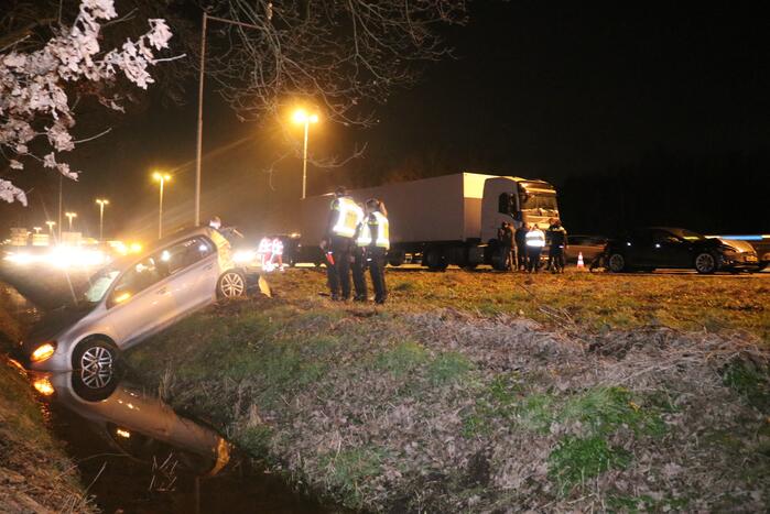 Vrachtwagen in botsing met meerdere auto's