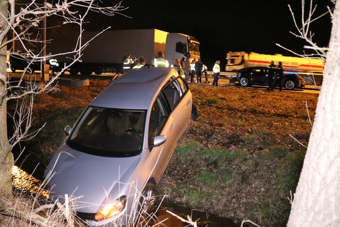 Vrachtwagen in botsing met meerdere auto's